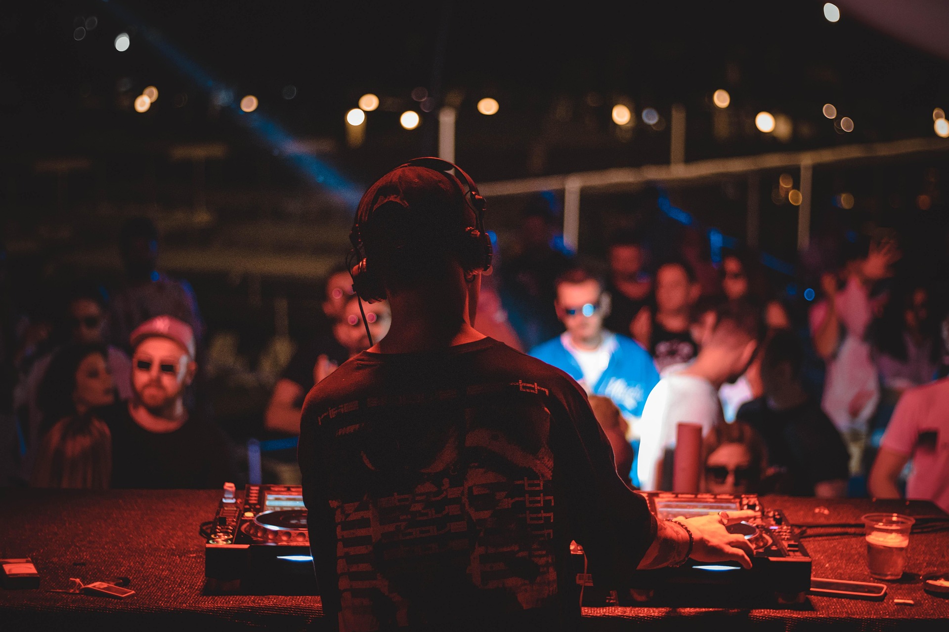 Packed dance floor at a Newcastle reception with Newcastle Hunter DJs